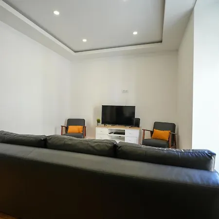 The Cordeiro House - No 67 - 2d - Spacious Three Bedroom דירה
